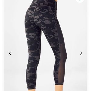 Fabletics Mila Camo Pocket Capri size small